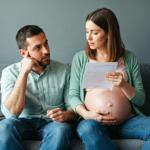 Couple qui parle de projet de naissance