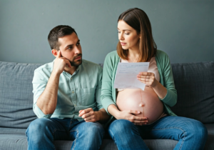 Couple qui parle de projet de naissance