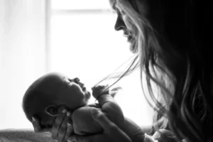 Maman qui veut réduire les coliques de son bébé allaité