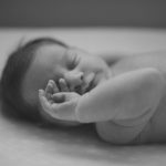 Photo d'un bébé qui a sommeil sans pleurs et sans stress