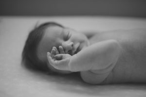 Photo d'un bébé qui a sommeil sans pleurs et sans stress