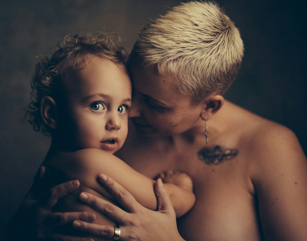 maman qui fait du peau à peau
