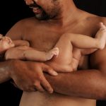 homme qui fait du peau à peau avec son bébé
